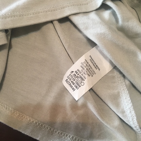 *DONATED* 😊 💥Women’s size small top💥 - Picture 5 of 6